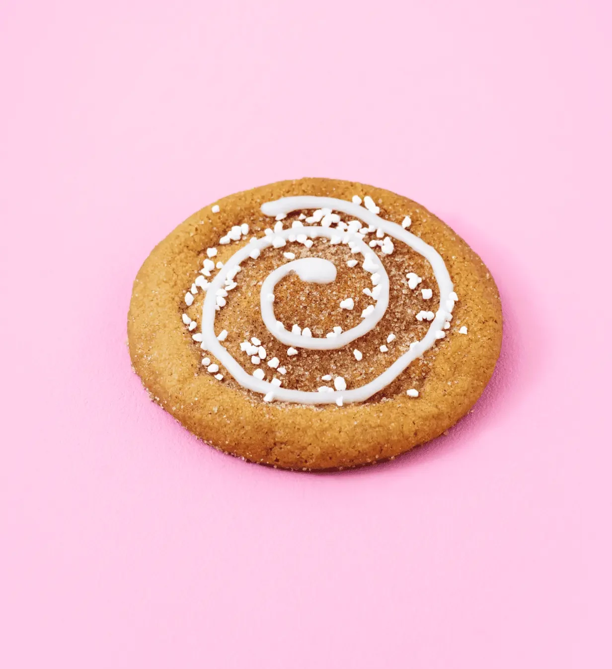 Kanelbulle Cookie på rosa bakgrund